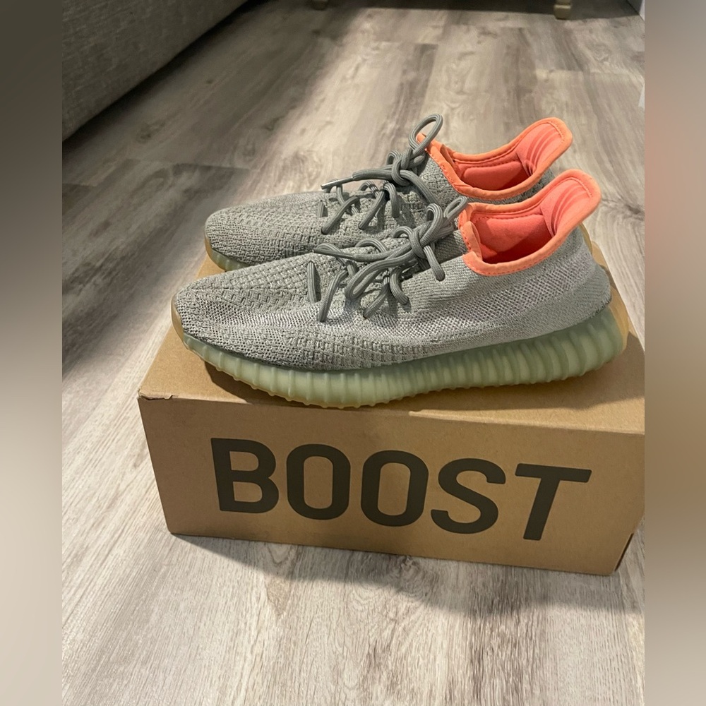 Yeezys Mens sneaker size 8